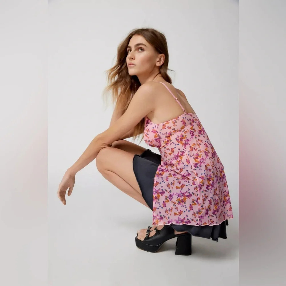 UO Out From Under Carly Girl Crush Longline Flyaway Cami, Pink Floral, Med, NWT - Picture 2 of 5